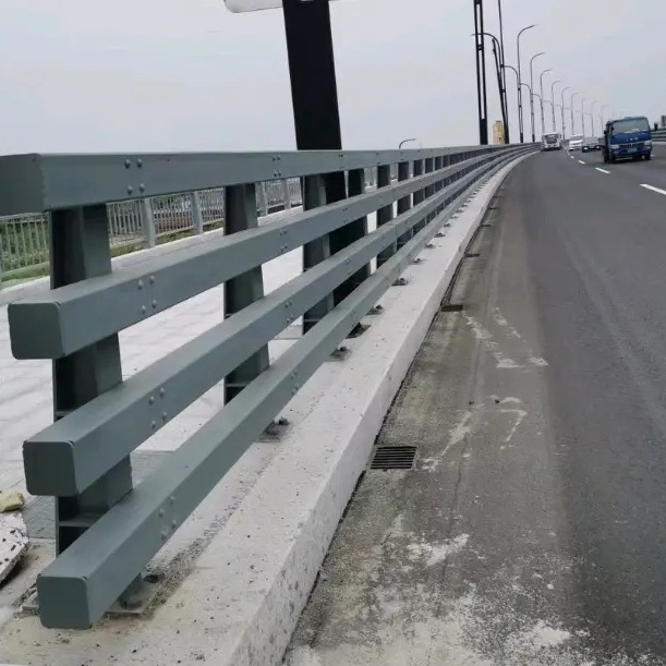 道路栏杆不易褪色